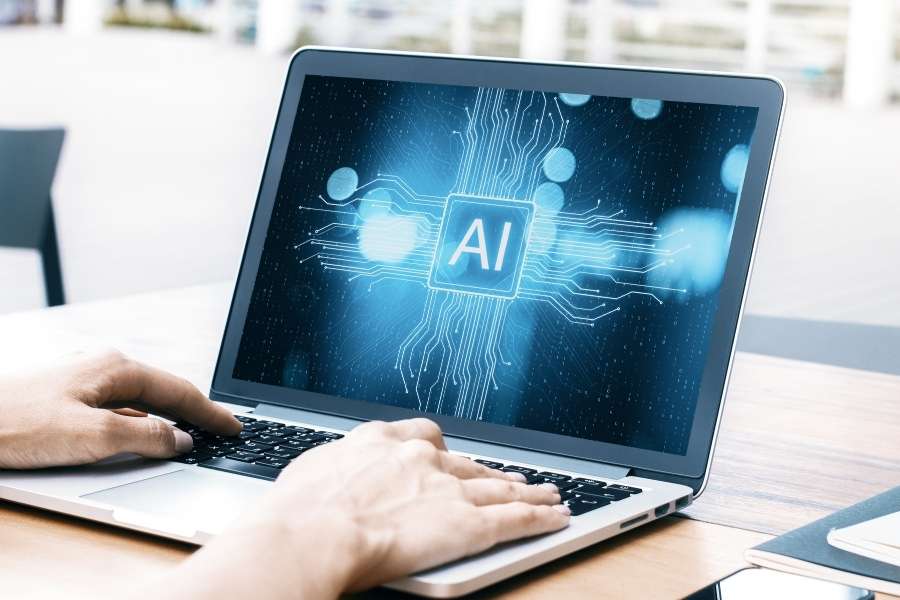 Une personne tape sur un ordinateur portable affichant un circuit numérique représentant l'intelligence artificielle dans les banques.